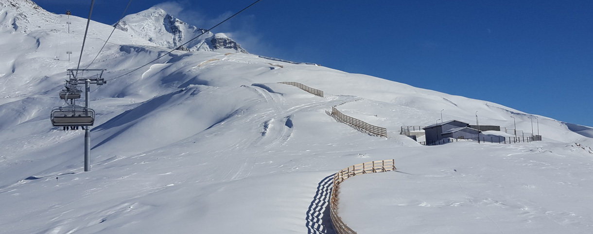 Connex phenomena: snow-gliding and snowdrift
